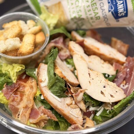 Salade-repas césar au poulet grillé