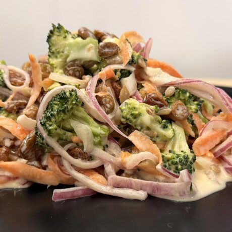 Salade crémeuse de brocolis (menu traiteur)